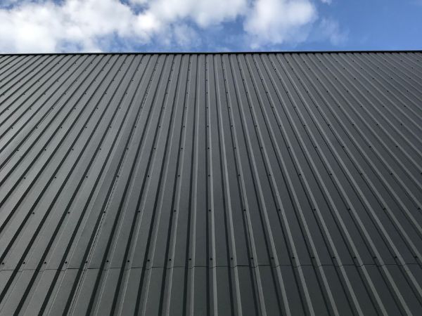 Dịch Vụ Thi Công Tôn Chống Thấm Mùa Mưa